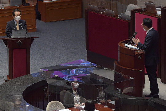 정세균 국무총리가 17일 오후 서울 여의도 국회에서 진행된 본회의 교육·사회·문화 분야 대정부질문에서 국민의힘 김상훈 의원의 질의를 듣고 있다.   연합뉴스